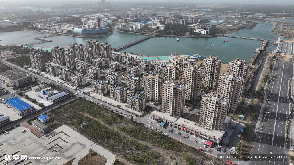城市河畔高楼俯瞰美景