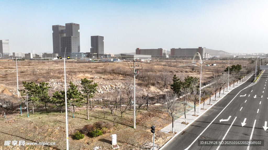 城市道路旁的待开发区域
