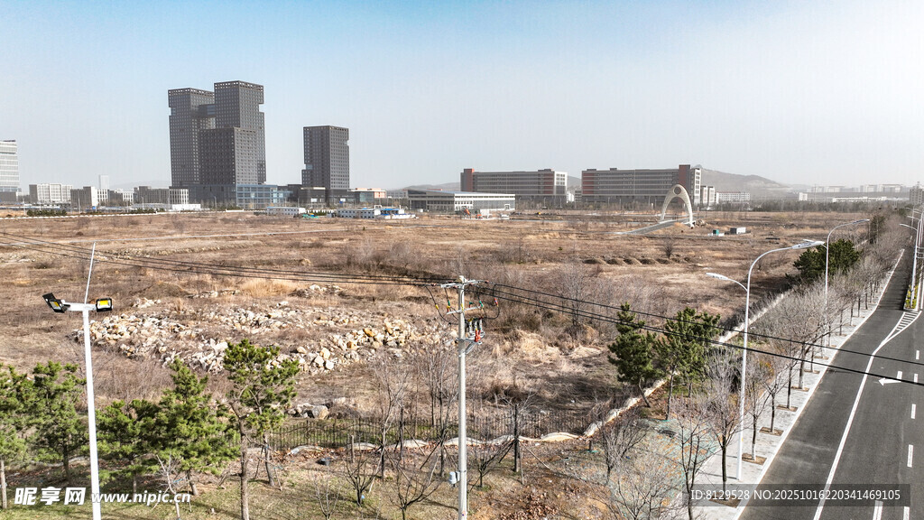 城市荒地待开发景象