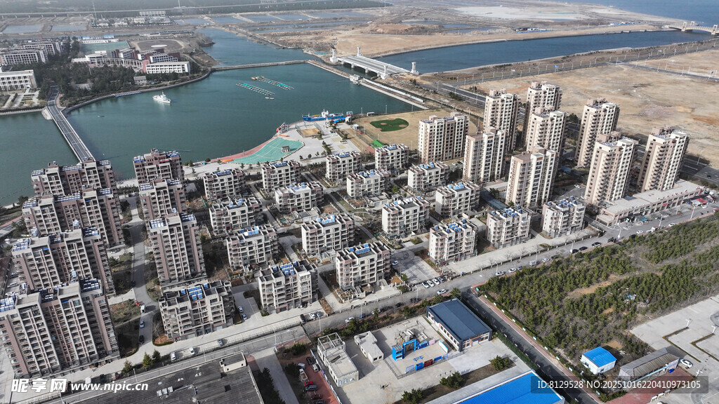 俯瞰繁华都市滨水建筑群