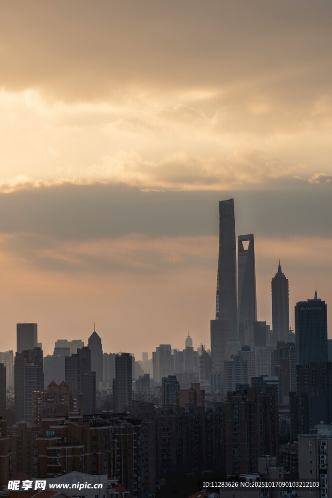黄昏下的繁华都市天际线
