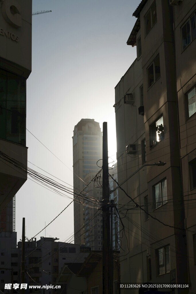 城市中高耸的烟囱与建筑
