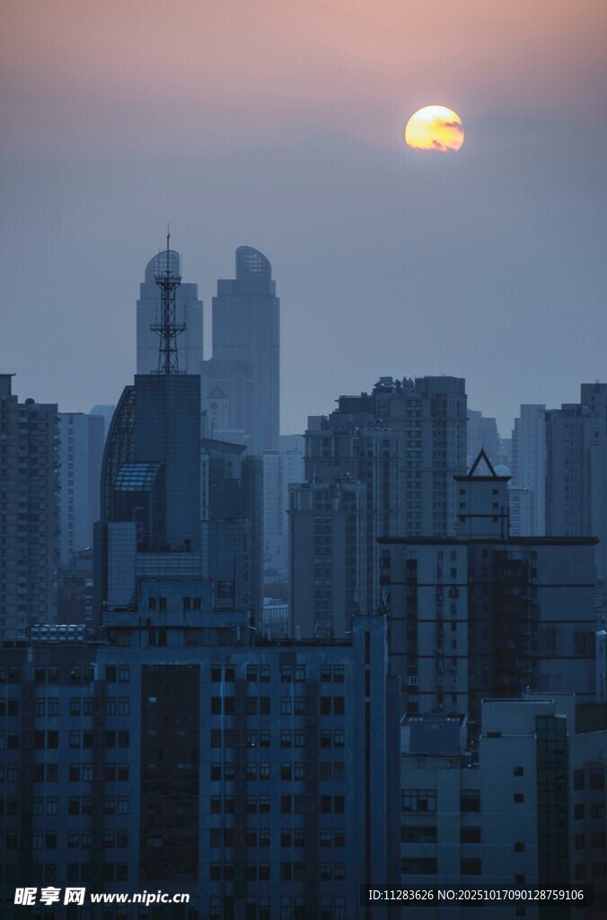 城市黄昏时的落日景观