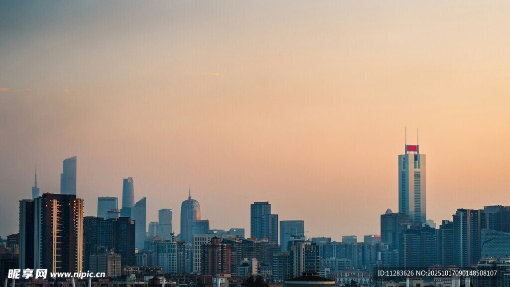 黄昏下的繁华都市天际线