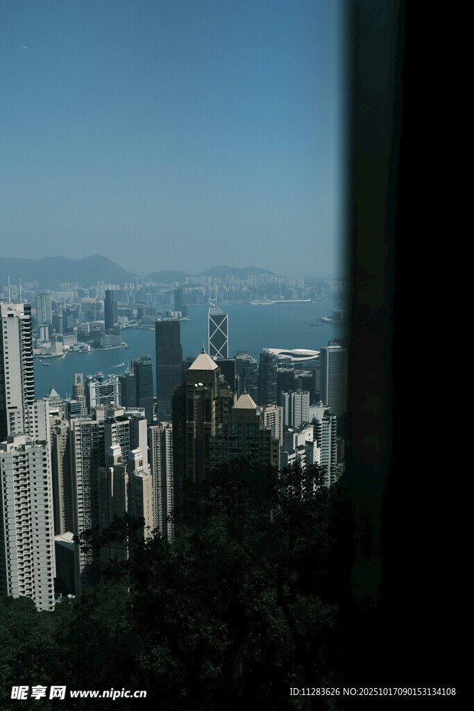 俯瞰城市天际线与海景