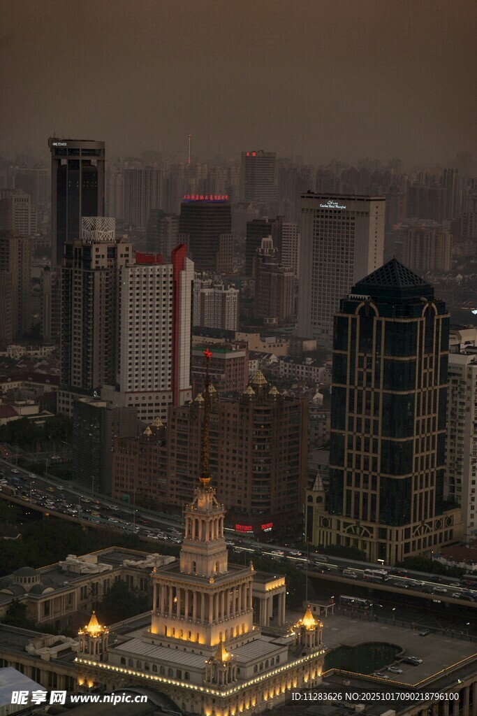 沙尘笼罩下的城市景观