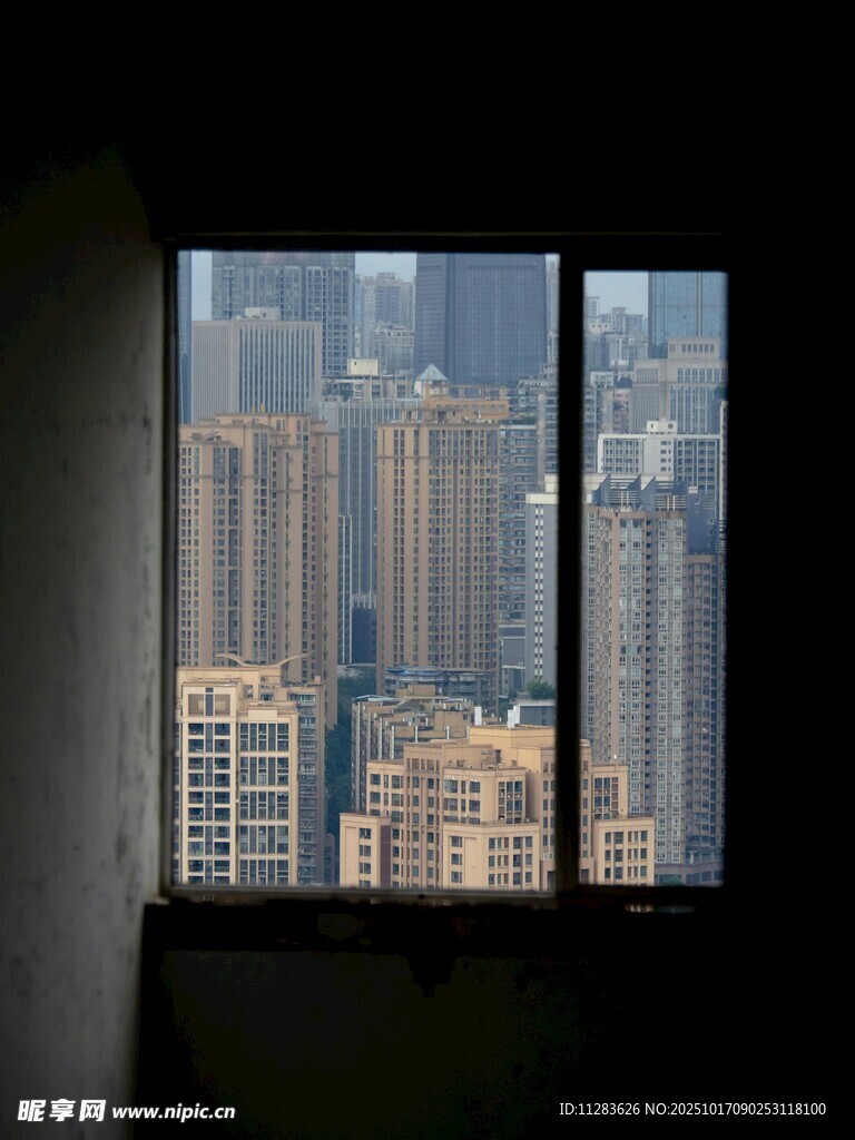 透过窗户看城市高楼