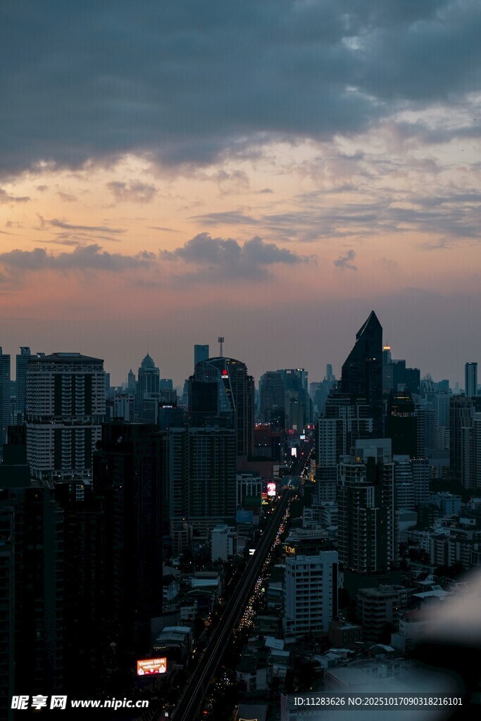 城市黄昏天际线景观