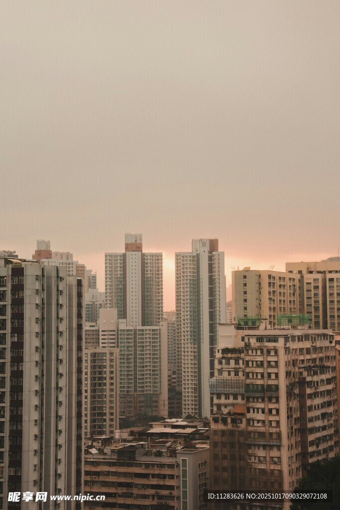 黄昏下的城市高楼景观