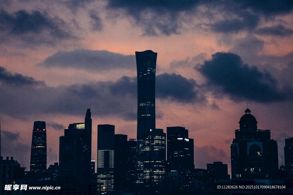 城市黄昏天际线剪影