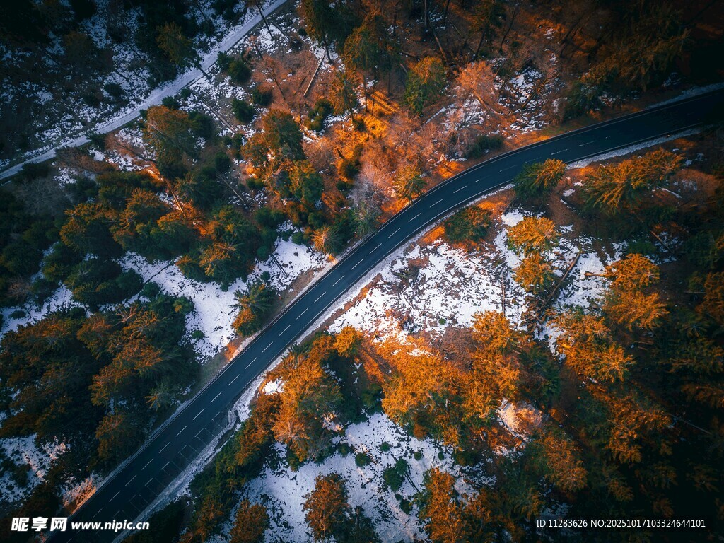 秋日蜿蜒公路航拍美景