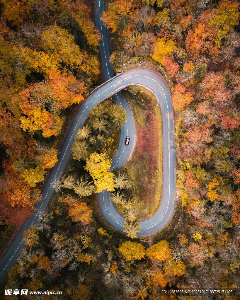 秋日蜿蜒公路俯瞰美景