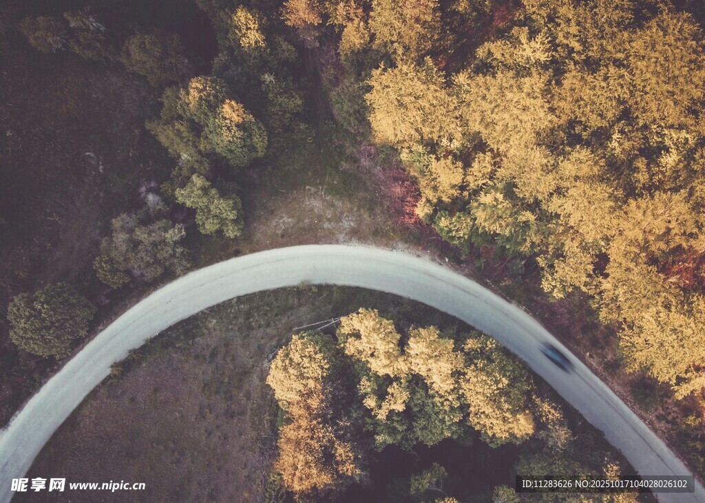 秋日蜿蜒公路俯瞰美景