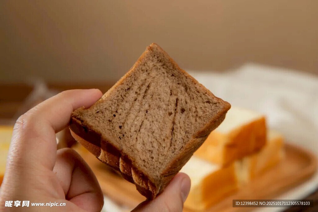 手拿美味夹心全麦面包