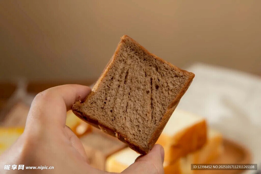 手拿一片全麦面包