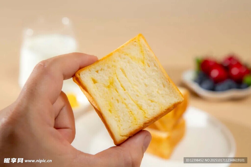 手拿美味夹心吐司面包