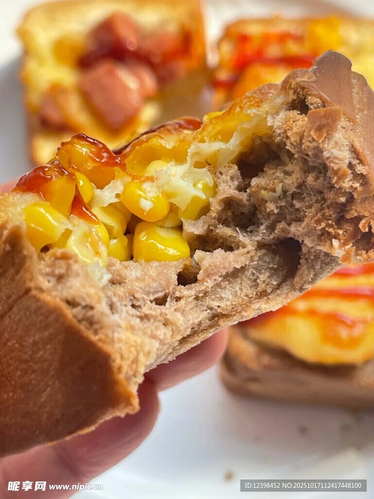 咬一口美味玉米火腿面包