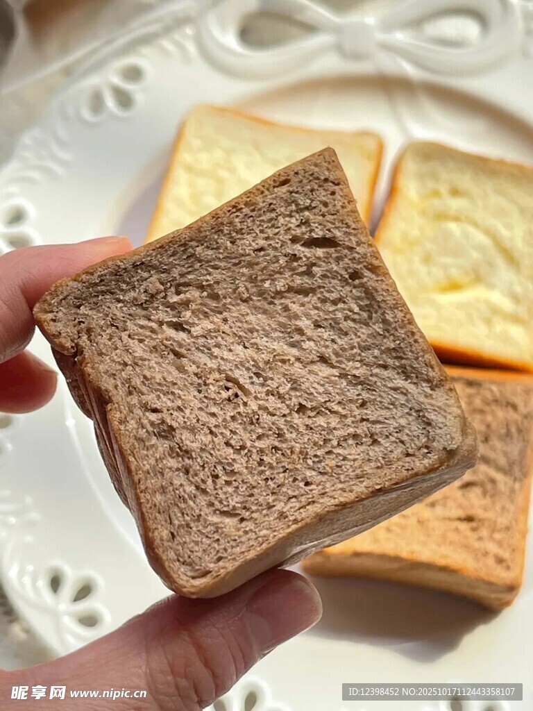 手拿棕色全麦吐司面包
