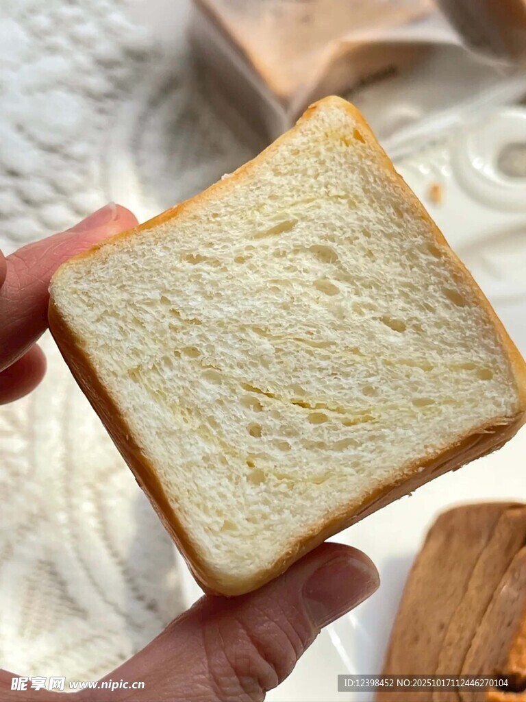 手拿松软切片白面包