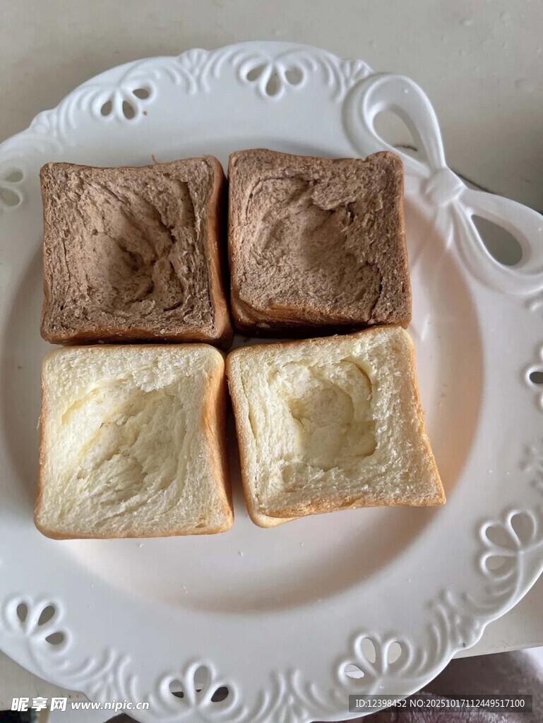 四味美味吐司摆于白盘