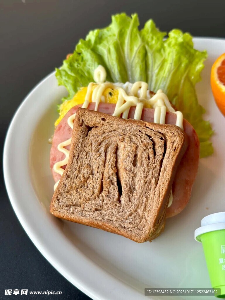 美味三明治配蔬菜与饮品