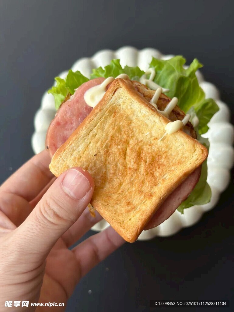 手拿美味夹心吐司