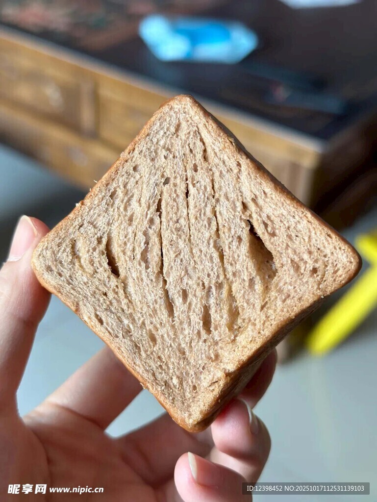 手拿全麦吐司切片