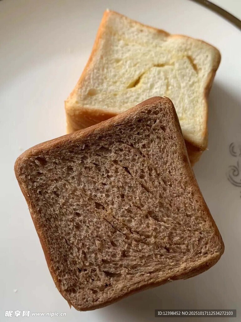 两片不同颜色的美味吐司
