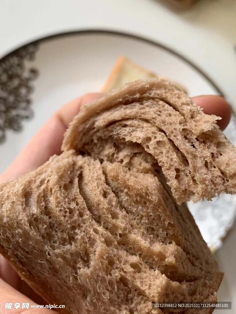 手捏的棕色纹理面团