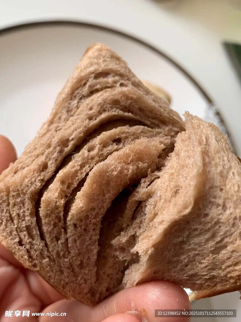 手撕全麦面包特写