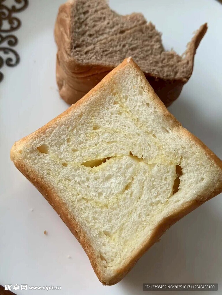 两片美味面包切片展示