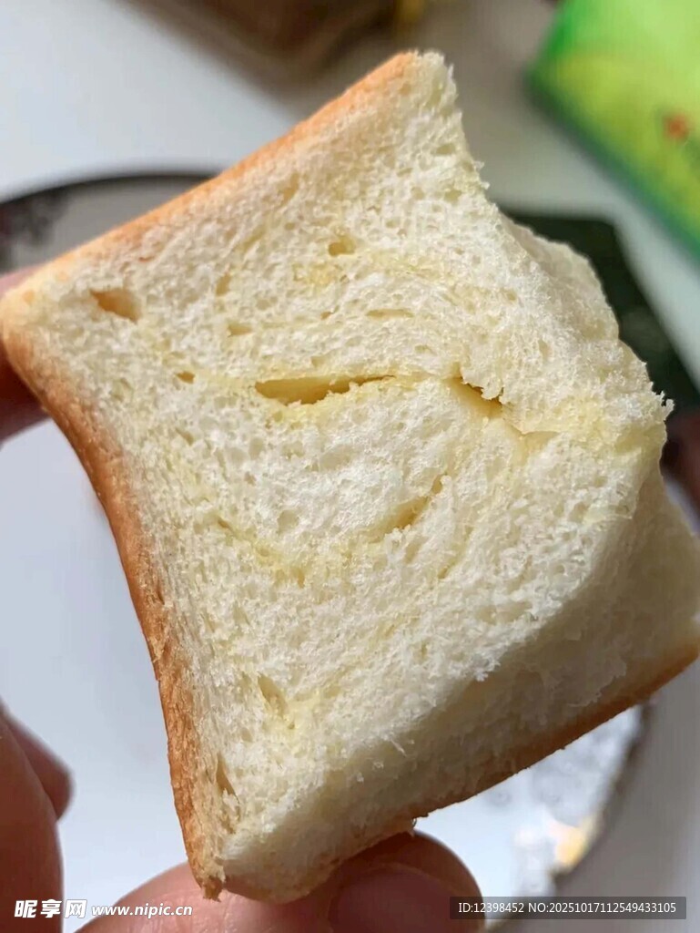手拿切片面包特写