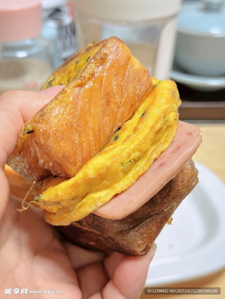 手拿美味火腿鸡蛋三明治