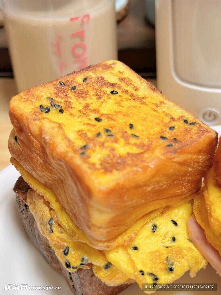 美味多层火腿鸡蛋三明治