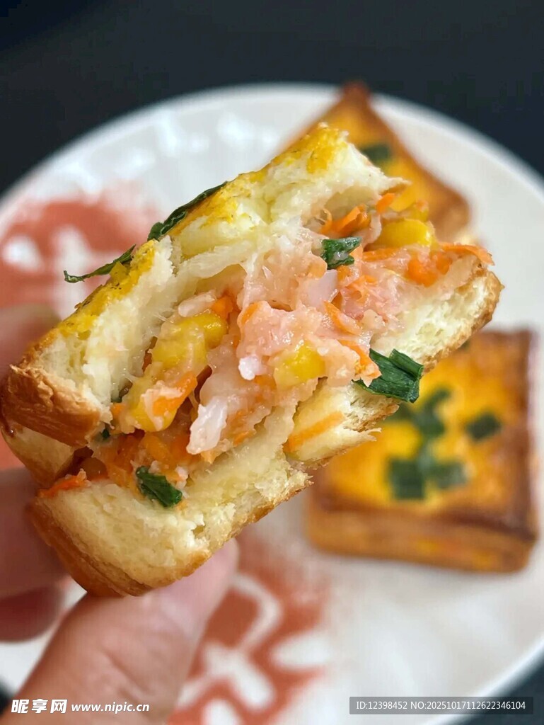 美味三文鱼夹心吐司