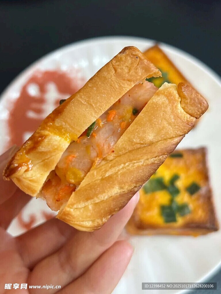 手拿美味夹心面包