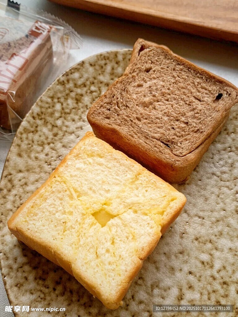 两片美味吐司面包展示
