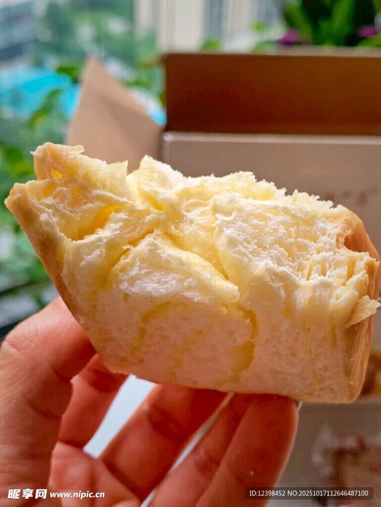 手拿美味千层酥点心