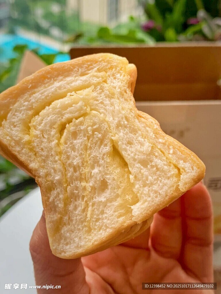 手拿一片松软美味吐司