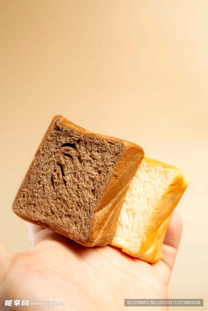 手拿双色美味面包片
