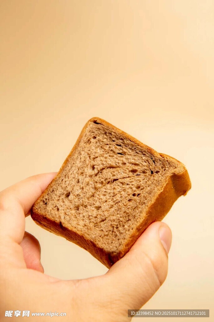 手持美味全麦面包
