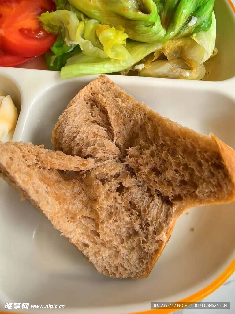 美味三角糕点与蔬菜搭配