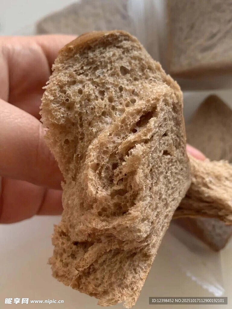 手拿一块全麦面包