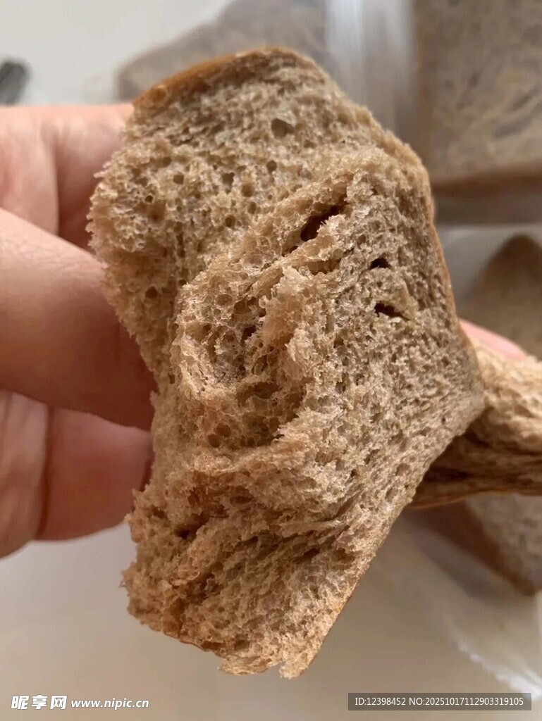 手拿一块全麦面包