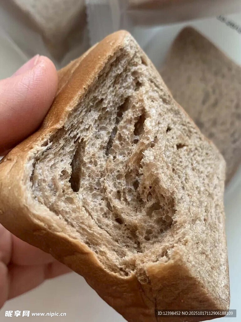 手拿一块全麦面包