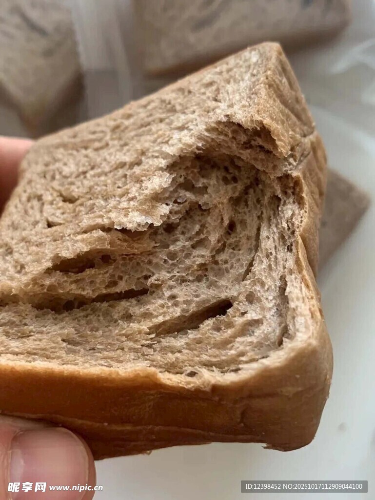 手拿一块全麦面包片