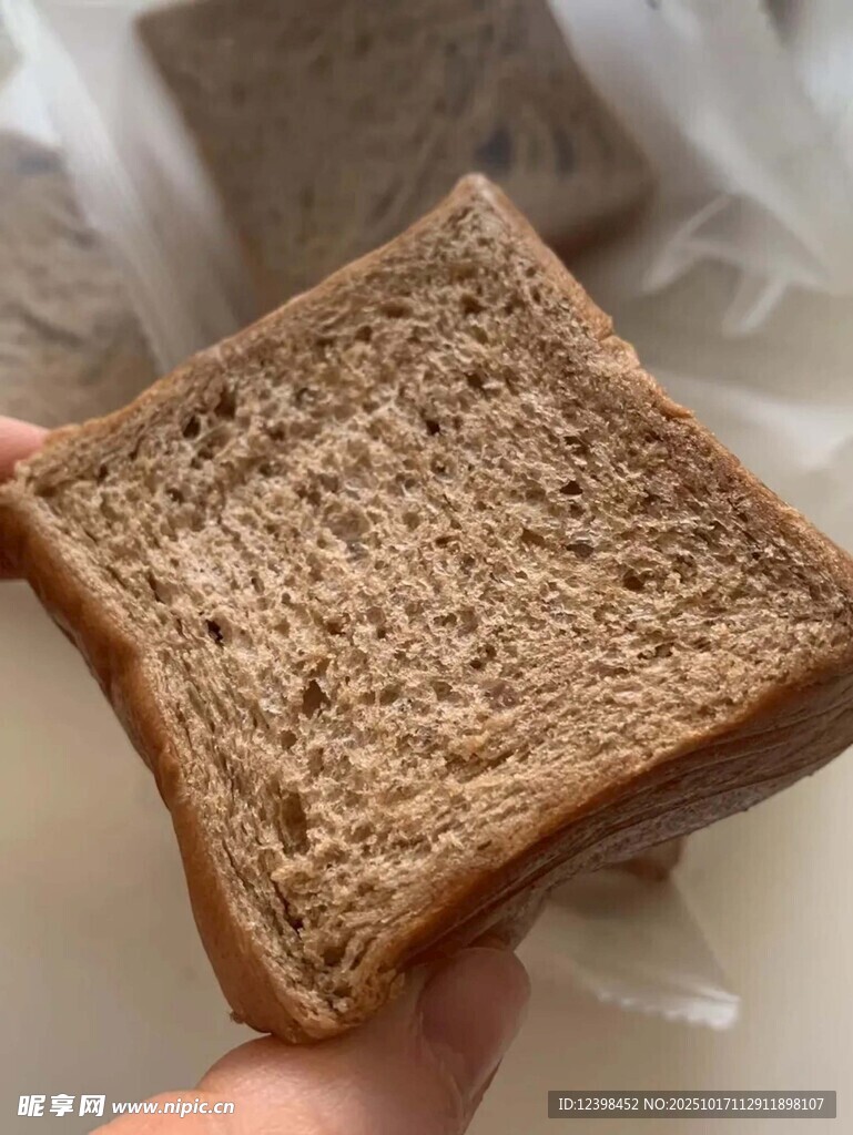 手持全麦方形吐司