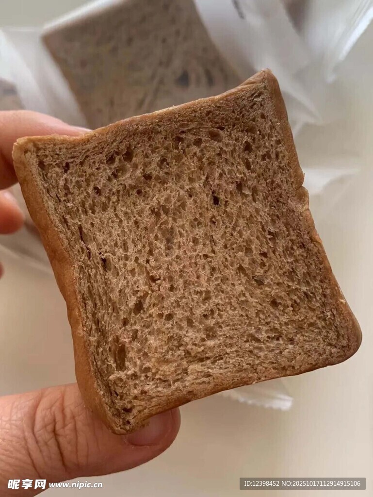 手拿一片全麦吐司