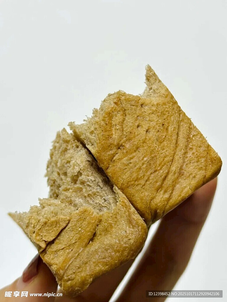手拿美味全麦面包切片