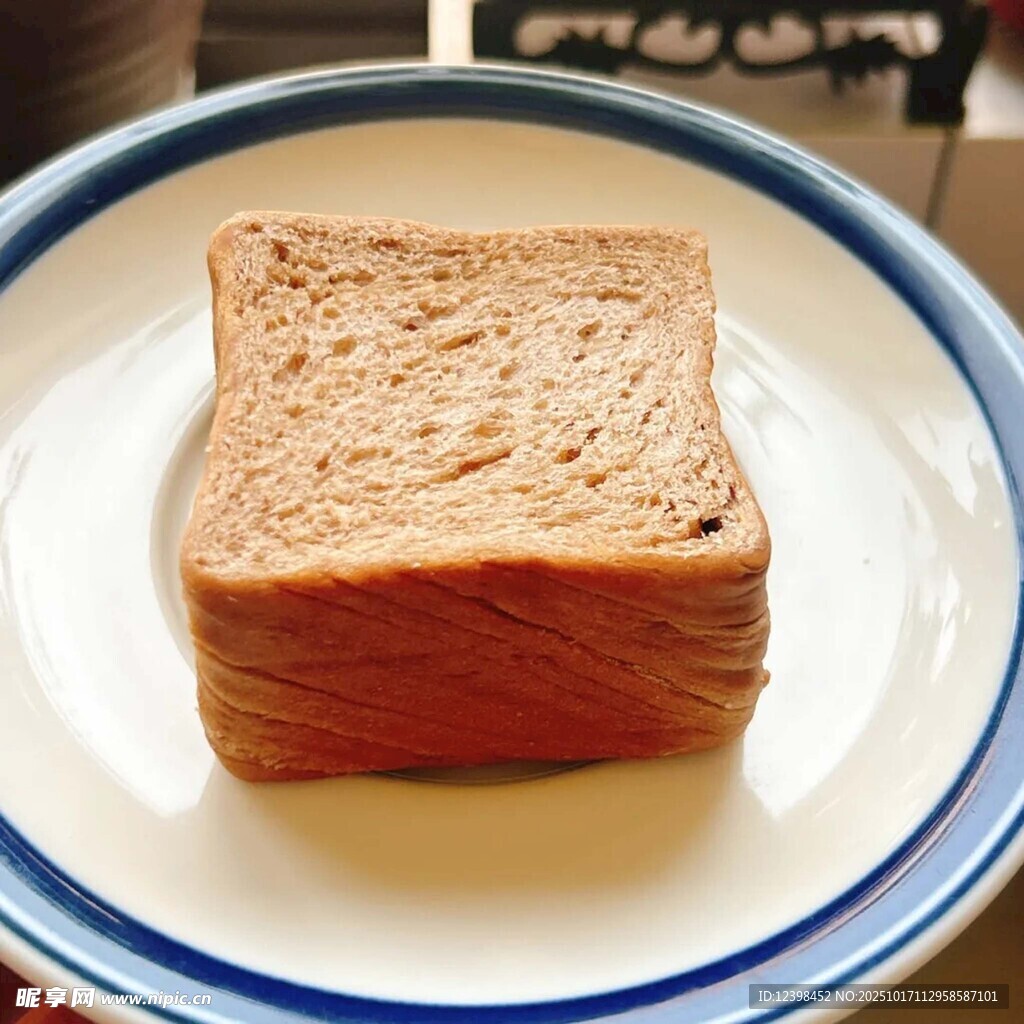 盘中堆叠的美味全麦吐司
